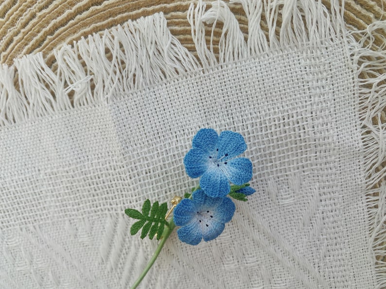 Blaue Augen Brosche, Häkelbrosche, Blumenstecknadel, handgefertigt, blau