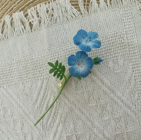 Blaue Augen Brosche, Häkelbrosche, Blumenstecknadel, handgefertigt, blau