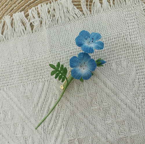 Blaue Augen Brosche, Häkelbrosche, Blumenstecknadel, handgefertigt, blau