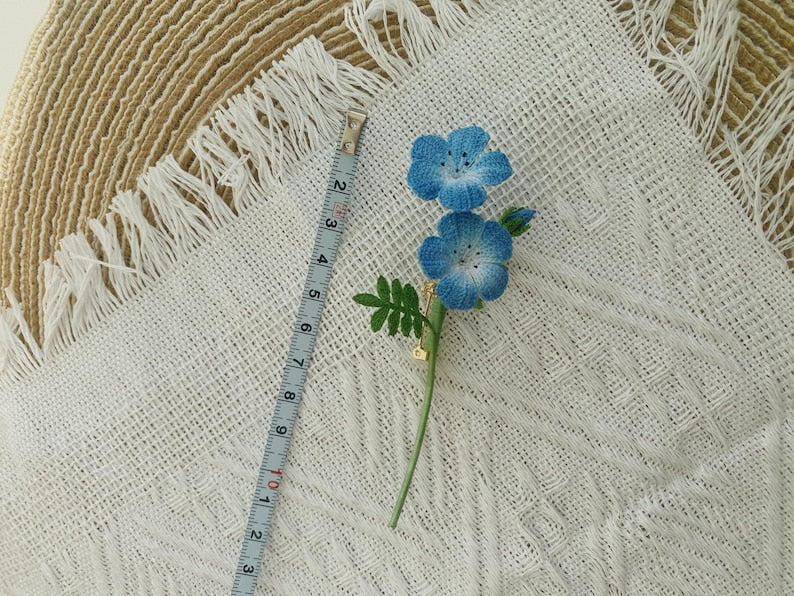 Blaue Augen Brosche, Häkelbrosche, Blumenstecknadel, handgefertigt, blau