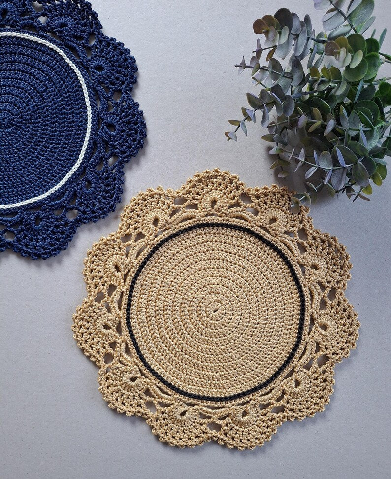Rundes gehäkeltes Tischset 30 cm mit dekorativer Linie, Polyesterseil