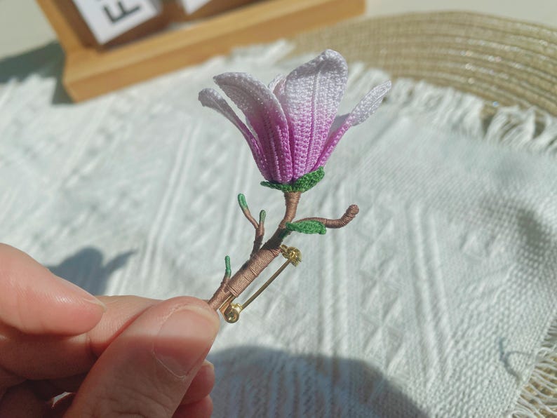 Micro Gehäkelte Magnolie Brosche Handgemacht Blumen Brosche
