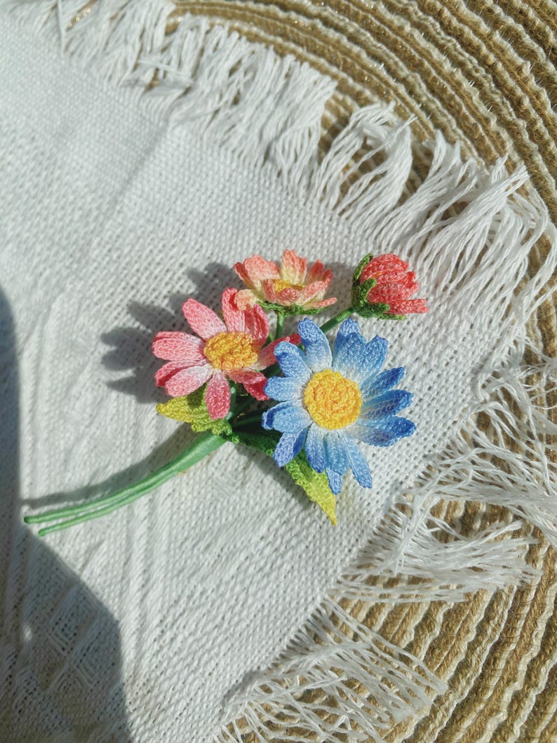 3-fache Aster Brosche Handarbeit Blume Anstecknadel mit 2 Blättern und 1 Knospe September Geburtsblume Hochzeitsschmuck Trauerschmuck