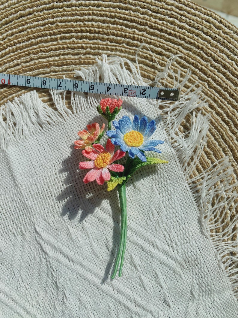 3-fache Aster Brosche Handarbeit Blume Anstecknadel mit 2 Blättern und 1 Knospe September Geburtsblume Hochzeitsschmuck Trauerschmuck