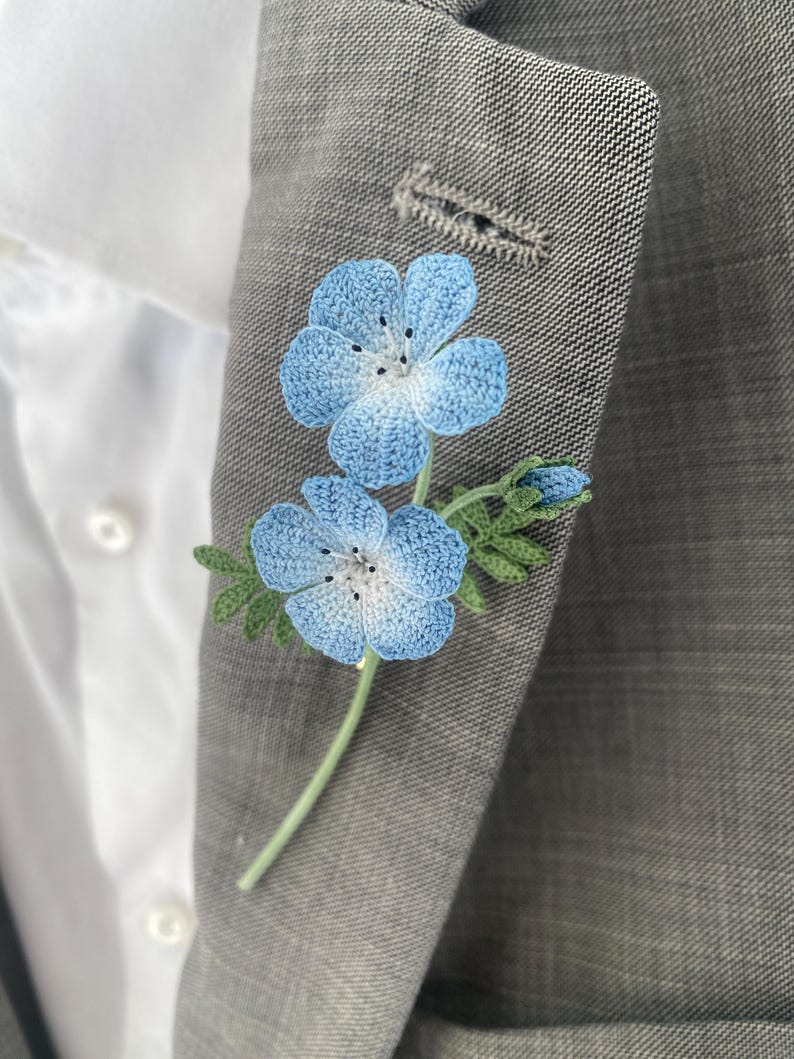 Blaue Augen Brosche, Häkelbrosche, Blumenstecknadel, handgefertigt, blau