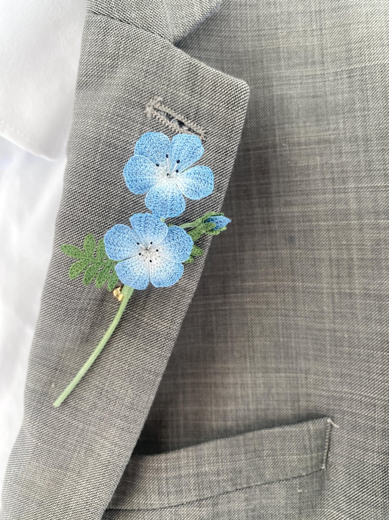 Blaue Augen Brosche, Häkelbrosche, Blumenstecknadel, handgefertigt, blau