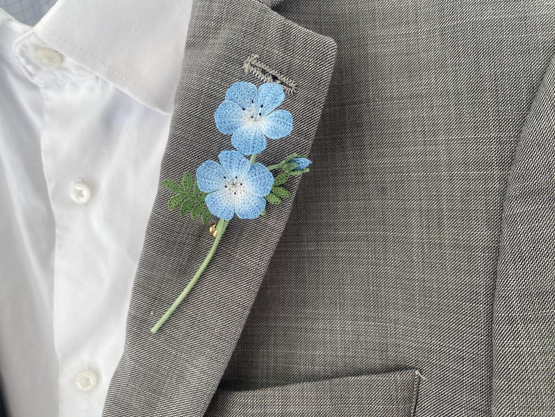 Blaue Augen Brosche, Häkelbrosche, Blumenstecknadel, handgefertigt, blau