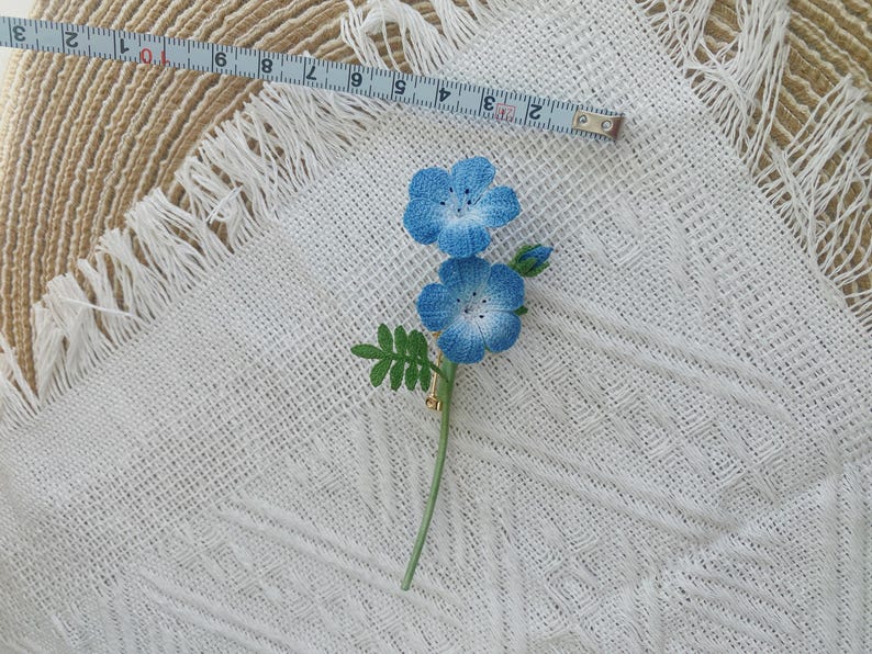 Blaue Augen Brosche, Häkelbrosche, Blumenstecknadel, handgefertigt, blau