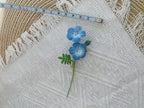 Blaue Augen Brosche, Häkelbrosche, Blumenstecknadel, handgefertigt, blau