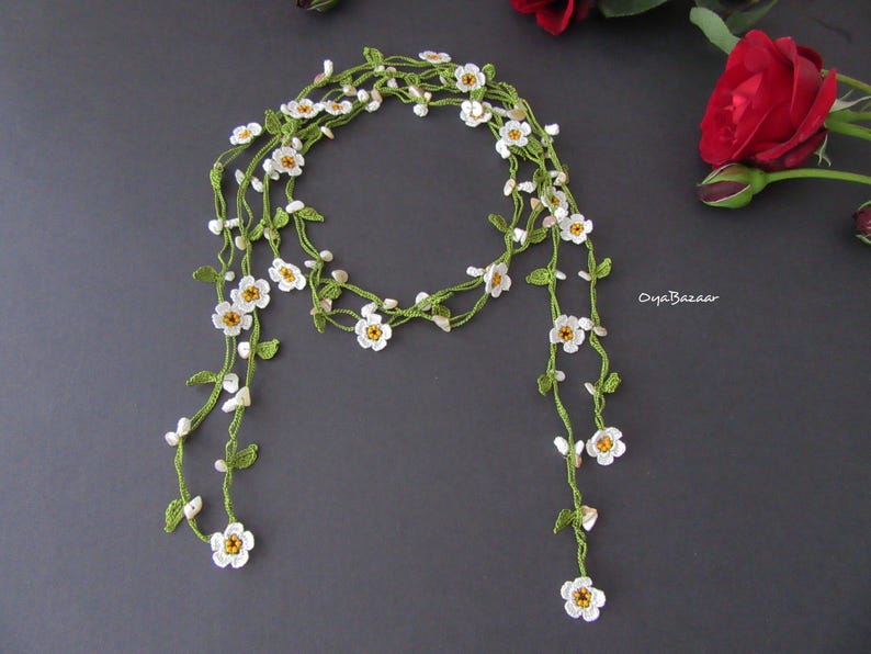 Mini Daisy Häkelkette mit Perlmutt, Weiße Mikro Blume Lariat, Perlmutt Perlen Lange Wickelkette