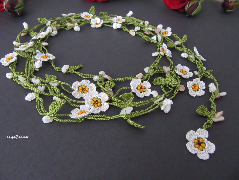 Mini Daisy Häkelkette mit Perlmutt, Weiße Mikro Blume Lariat, Perlmutt Perlen Lange Wickelkette