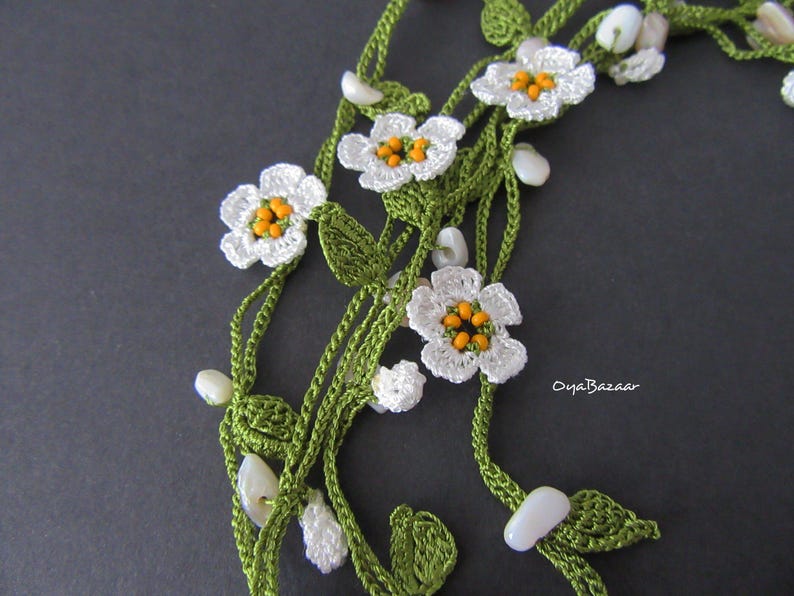 Mini Daisy Häkelkette mit Perlmutt, Weiße Mikro Blume Lariat, Perlmutt Perlen Lange Wickelkette