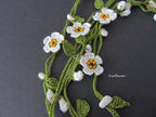 Mini Daisy Häkelkette mit Perlmutt, Weiße Mikro Blume Lariat, Perlmutt Perlen Lange Wickelkette