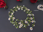 Mini Daisy Häkelkette mit Perlmutt, Weiße Mikro Blume Lariat, Perlmutt Perlen Lange Wickelkette