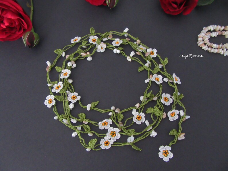 Mini Daisy Häkelkette mit Perlmutt, Weiße Mikro Blume Lariat, Perlmutt Perlen Lange Wickelkette