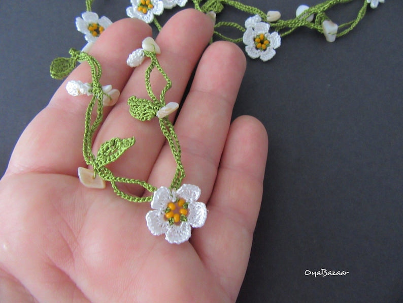 Mini Daisy Häkelkette mit Perlmutt, Weiße Mikro Blume Lariat, Perlmutt Perlen Lange Wickelkette