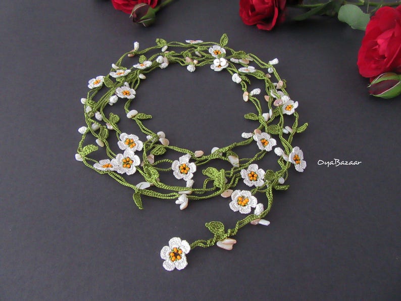 Mini Daisy Häkelkette mit Perlmutt, Weiße Mikro Blume Lariat, Perlmutt Perlen Lange Wickelkette