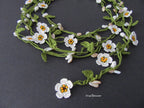 Mini Daisy Häkelkette mit Perlmutt, Weiße Mikro Blume Lariat, Perlmutt Perlen Lange Wickelkette