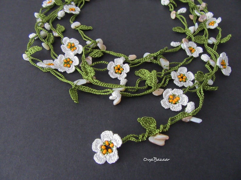 Mini Daisy Häkelkette mit Perlmutt, Weiße Mikro Blume Lariat, Perlmutt Perlen Lange Wickelkette