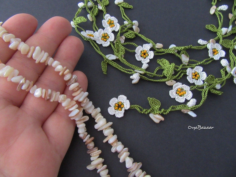 Vergissmeinnicht Micro Häkelschmuck Blume Halskette, Blauquarz Perlen Lariat, Floral lange Wickelkette
