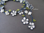 Marineblaue und weiße Blumen Halskette, Gehäkelte Mikro Blume Lariat, Weiße Perlen Lange Halskette, Türkisches Oya Spitzen Accessoire