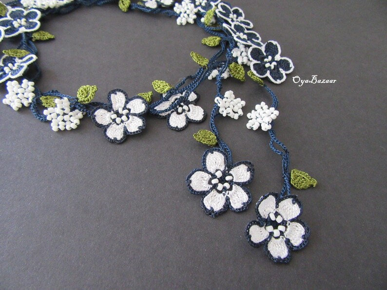 Marineblaue und weiße Blumen Halskette, Gehäkelte Mikro Blume Lariat, Weiße Perlen Lange Halskette, Türkisches Oya Spitzen Accessoire