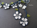 Marineblaue und weiße Blumen Halskette, Gehäkelte Mikro Blume Lariat, Weiße Perlen Lange Halskette, Türkisches Oya Spitzen Accessoire