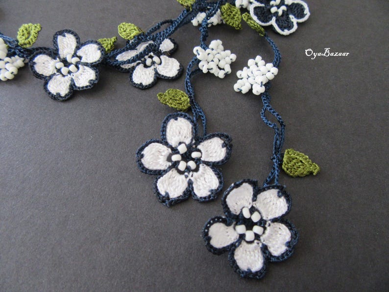 Marineblaue und weiße Blumen Halskette, Gehäkelte Mikro Blume Lariat, Weiße Perlen Lange Halskette, Türkisches Oya Spitzen Accessoire