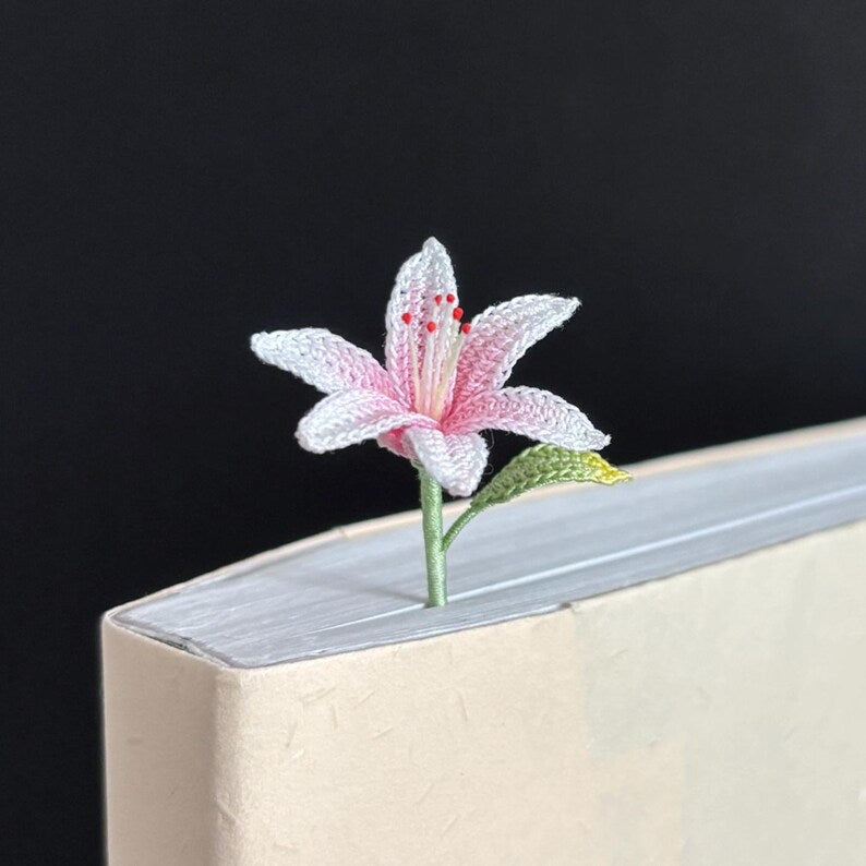 Gehäkeltes Lilien-Lesezeichen Handgemacht Pastell Frühlingsblume Gartenlesen Buch-Accessoire