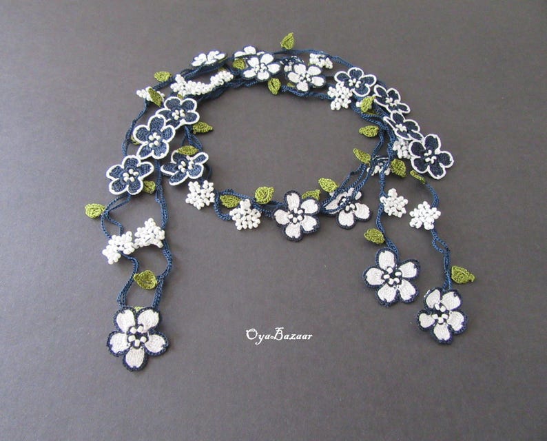Marineblaue und weiße Blumen Halskette, Gehäkelte Mikro Blume Lariat, Weiße Perlen Lange Halskette, Türkisches Oya Spitzen Accessoire