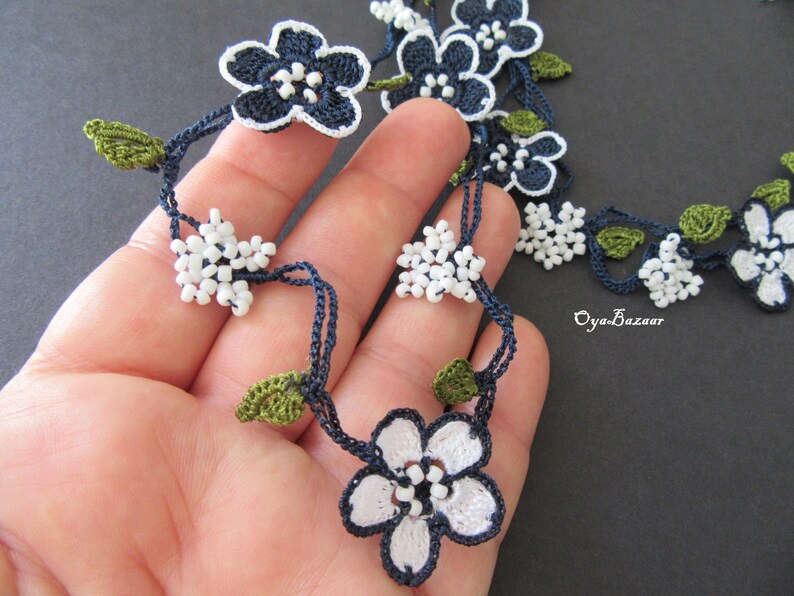 Marineblaue und weiße Blumen Halskette, Gehäkelte Mikro Blume Lariat, Weiße Perlen Lange Halskette, Türkisches Oya Spitzen Accessoire
