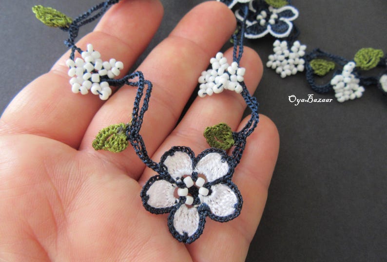 Marineblaue und weiße Blumen Halskette, Gehäkelte Mikro Blume Lariat, Weiße Perlen Lange Halskette, Türkisches Oya Spitzen Accessoire