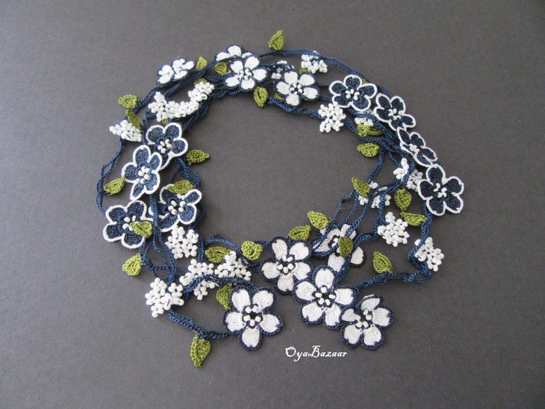 Marineblaue und weiße Blumen Halskette, Gehäkelte Mikro Blume Lariat, Weiße Perlen Lange Halskette, Türkisches Oya Spitzen Accessoire