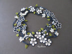 Marineblaue und weiße Blumen Halskette, Gehäkelte Mikro Blume Lariat, Weiße Perlen Lange Halskette, Türkisches Oya Spitzen Accessoire