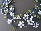 Marineblaue und weiße Blumen Halskette, Gehäkelte Mikro Blume Lariat, Weiße Perlen Lange Halskette, Türkisches Oya Spitzen Accessoire