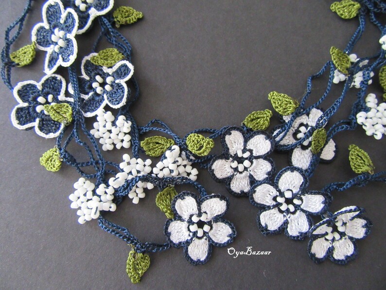 Marineblaue und weiße Blumen Halskette, Gehäkelte Mikro Blume Lariat, Weiße Perlen Lange Halskette, Türkisches Oya Spitzen Accessoire