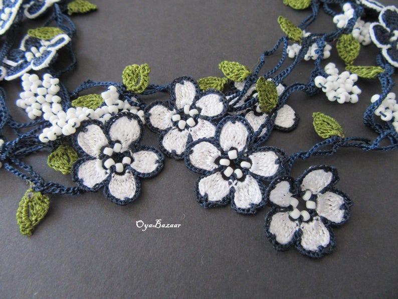 Marineblaue und weiße Blumen Halskette, Gehäkelte Mikro Blume Lariat, Weiße Perlen Lange Halskette, Türkisches Oya Spitzen Accessoire