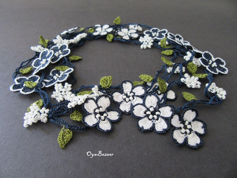 Marineblaue und weiße Blumen Halskette, Gehäkelte Mikro Blume Lariat, Weiße Perlen Lange Halskette, Türkisches Oya Spitzen Accessoire