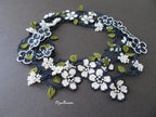 Marineblaue und weiße Blumen Halskette, Gehäkelte Mikro Blume Lariat, Weiße Perlen Lange Halskette, Türkisches Oya Spitzen Accessoire