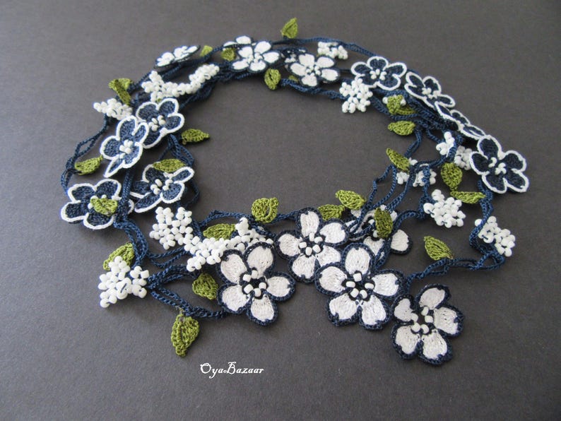 Marineblaue und weiße Blumen Halskette, Gehäkelte Mikro Blume Lariat, Weiße Perlen Lange Halskette, Türkisches Oya Spitzen Accessoire