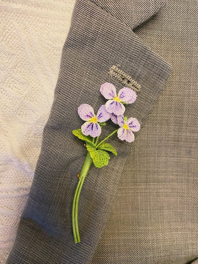 Gehäkelte Stiefmütterchen Brosche Violett Handmade Geburtsblume Februar Hochzeitsschmuck
