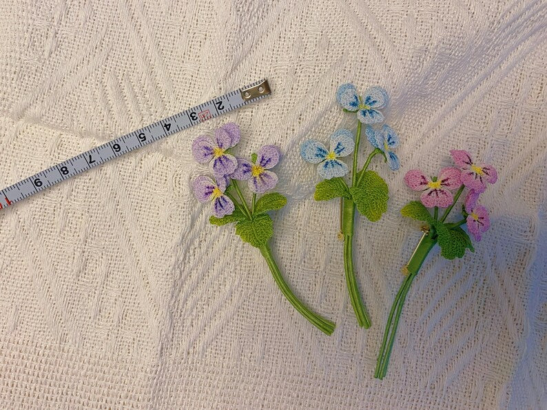 Gehäkelte Stiefmütterchen Brosche Violett Handmade Geburtsblume Februar Hochzeitsschmuck