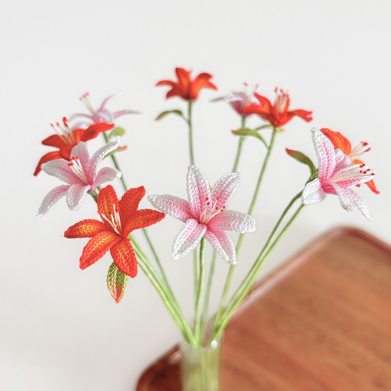 Gehäkeltes Lilien-Lesezeichen Handgemacht Pastell Frühlingsblume Gartenlesen Buch-Accessoire