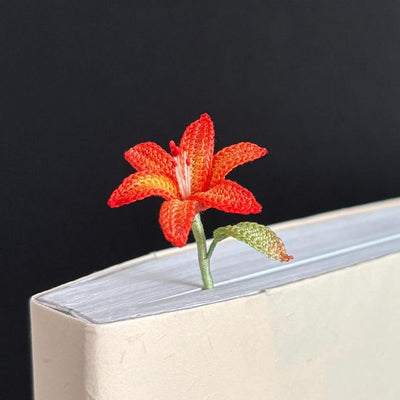 Gehäkeltes Lilien-Lesezeichen Handgemacht Pastell Frühlingsblume Gartenlesen Buch-Accessoire