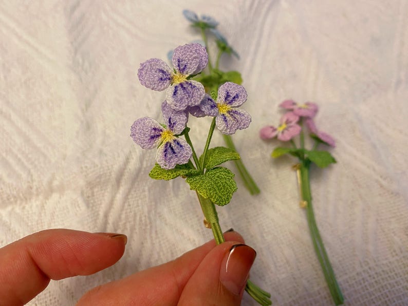 Gehäkelte Stiefmütterchen Brosche Violett Handmade Geburtsblume Februar Hochzeitsschmuck