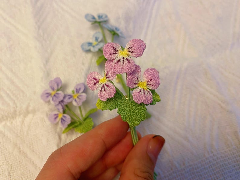 Gehäkelte Stiefmütterchen Brosche Violett Handmade Geburtsblume Februar Hochzeitsschmuck