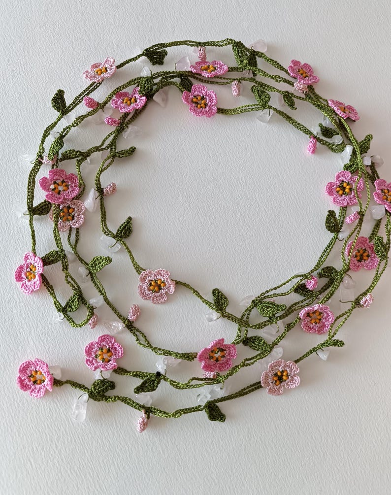 Rosa Mikro Häkelblume Türkisch Oya Halskette: Quarz Perlen Lariat, lange Verpackung Blumen Schmuck