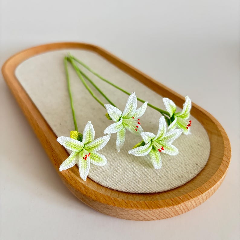 Gehäkeltes Lilien-Lesezeichen Handgemacht Pastell Frühlingsblume Gartenlesen Buch-Accessoire