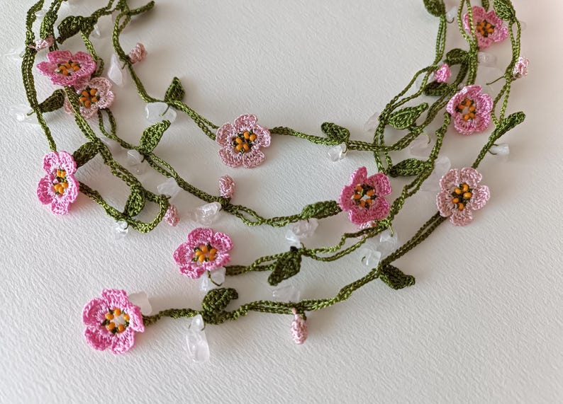 Rosa Mikro Häkelblume Türkisch Oya Halskette: Quarz Perlen Lariat, lange Verpackung Blumen Schmuck