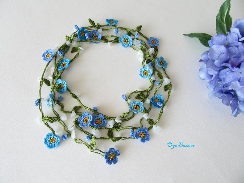 Vergissmeinnicht Micro Häkelschmuck Blume Halskette, Blauquarz Perlen Lariat, Floral lange Wickelkette